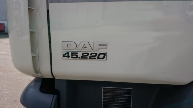 Эмблема DAF LF45.220 на кабине