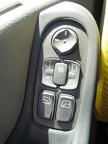 Кнопки управления на подлакотнике