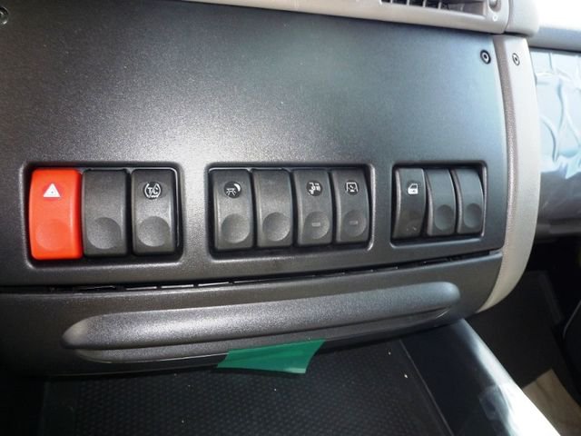 Кнопки на передней панели в кабине ДАФ